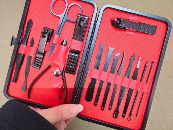 Kit Higiene Pessoal com 16 Itens Estojo Manicure e Sobrancelha Personalizado com Gravação a Laser